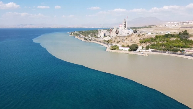 Selin ardından Van Gölü'nde bazı sahiller çamurla kaplandı